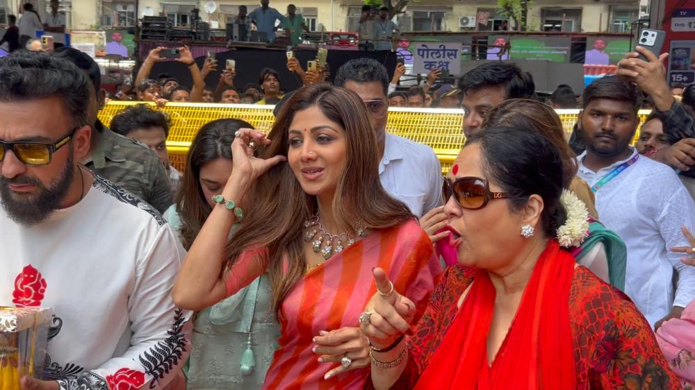 shilpa-shetty-and-her-family-visited-lalbaugcha-raja-to-seek-the-blessings-of-lord-ganesha